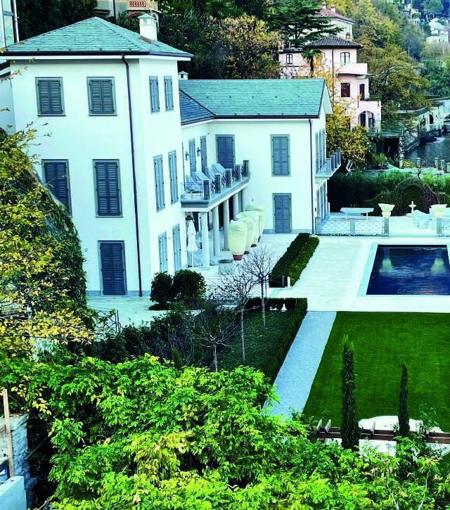 Waterfront villa on Lake Como with the protected perimeter and garden